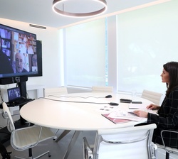 Doña Letizia conversa con los representantes de Down España